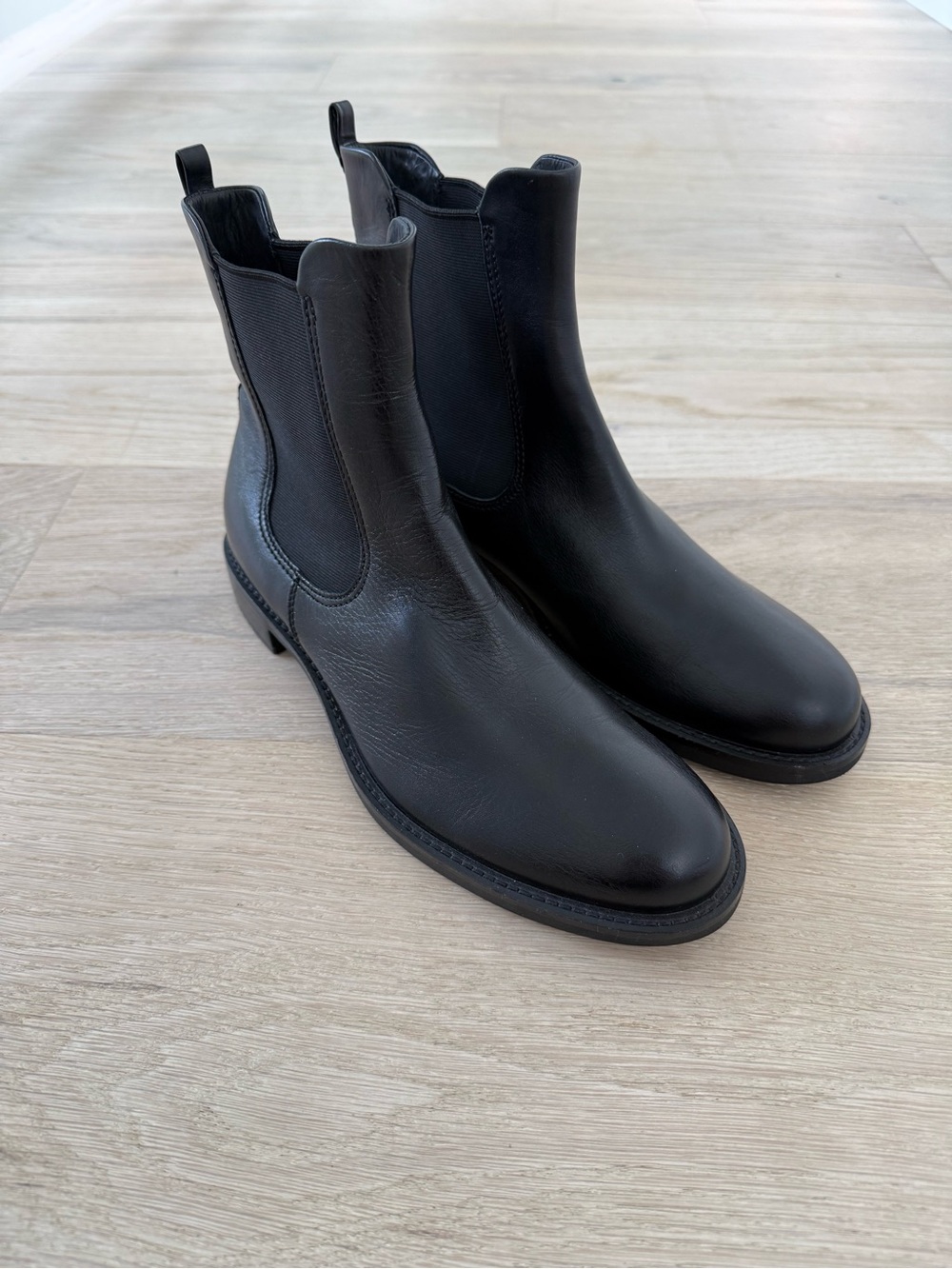 ECCO Sartorelle 25
Women's Leather Chelsea Boots NWOT